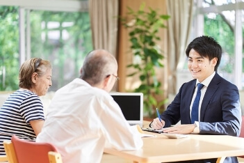 ハッピーシニアサポート お問合せからご入居までの流れ 2. ご相談者に合った相談方法をご案内