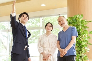 ハッピーシニアサポート お問合せからご入居までの流れ 4. ご見学・決定
